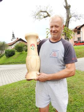 Slika_Ciril izdeluje tudi  lesene sklede in vaze različnih velikosti 